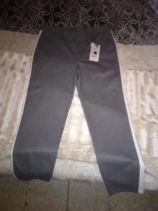 Pantalón Bershka gris con raya lateral