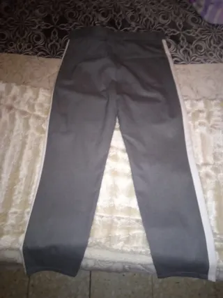 Pantalón Bershka gris con raya lateral