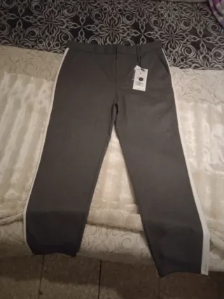 Pantalón Bershka gris con raya lateral