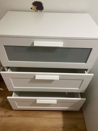 Cajonera Ikea blanca con frontal de cristal