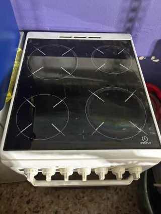 Vitrocerámica con horno Indesit