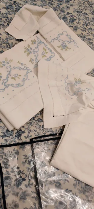 Completo letto matrimoniale ricamato