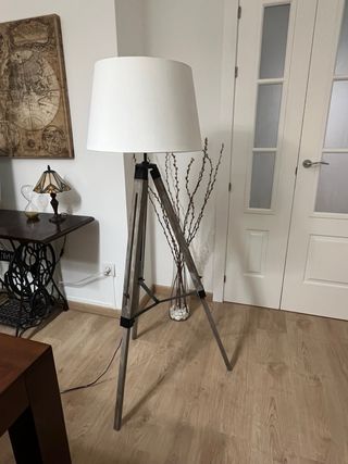 Lámpara de pie trípode salón