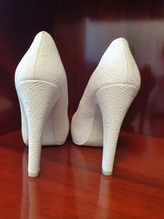 Tacones blancos con relieve floral