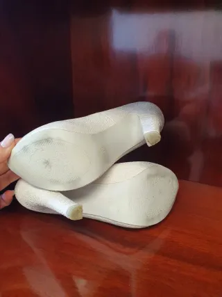 Tacones blancos con relieve floral