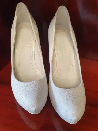 Tacones blancos con relieve floral