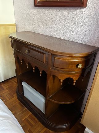 Cómoda, espejo y mesilla de madera