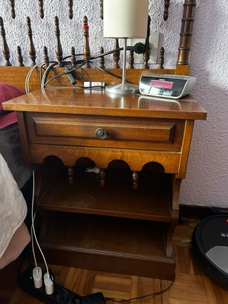 Cómoda, espejo y mesilla de madera