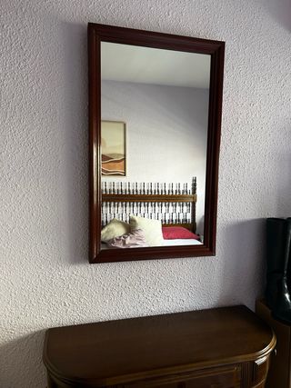 Cómoda, espejo y mesilla de madera