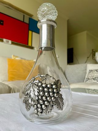 Juego copas vino y botella con decorado en estaño