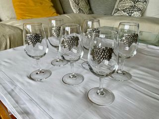 Juego copas vino y botella con decorado en estaño