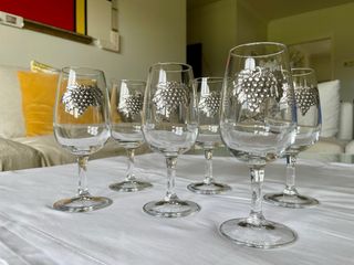 Juego copas vino y botella con decorado en estaño