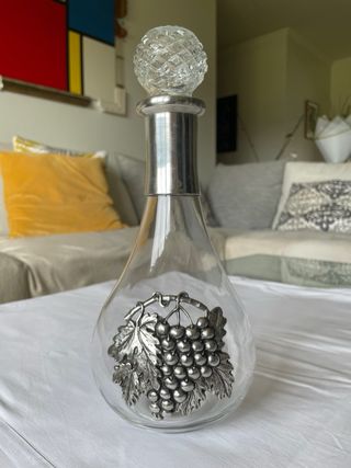 Juego copas vino y botella con decorado en estaño