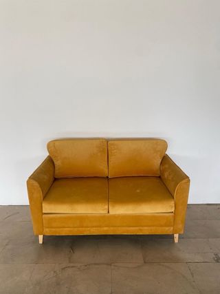 Sofá de terciopelo mostaza