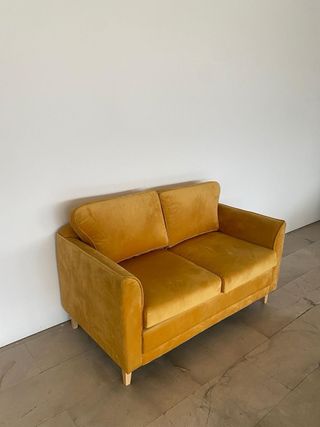Sofá de terciopelo mostaza