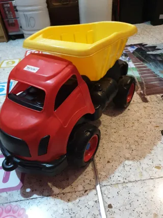 Camión ,,volquete  grande rojo y amarillo