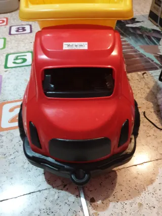 Camión ,,volquete  grande rojo y amarillo