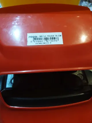 Camión ,,volquete  grande rojo y amarillo