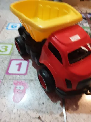 Camión ,,volquete  grande rojo y amarillo