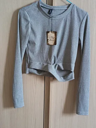 Top grigio cut out manica lunga