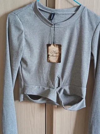 Top grigio cut out manica lunga