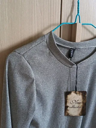 Top grigio cut out manica lunga