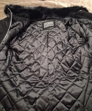 Cazadora negra mujer con cuello pelo.