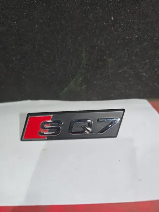 Insignia Audi SQ7 Negra y Roja