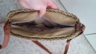 Bolso de mimbre tejido con detalles rosas