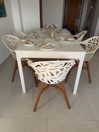 Comedor blanco con 6 sillas