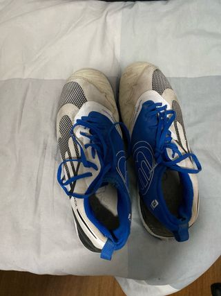 Zapatillas de pádel blancas y azules