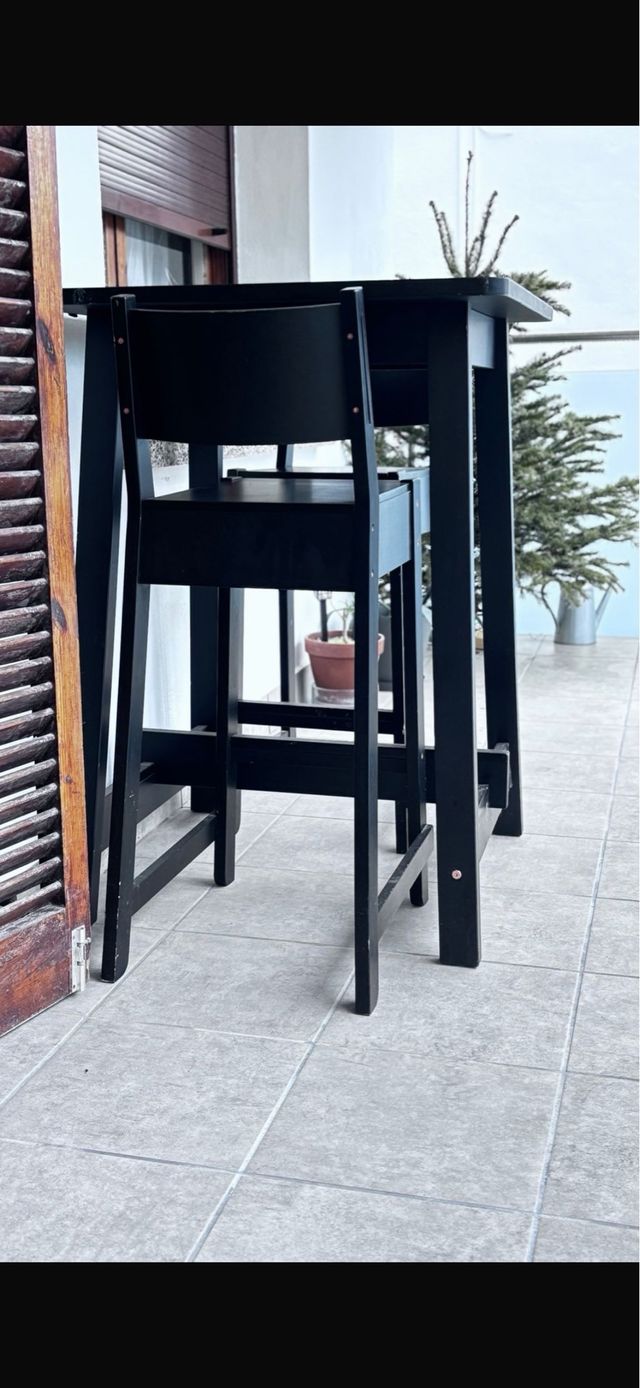 Mesa alta y 2 sillas madera Ikea