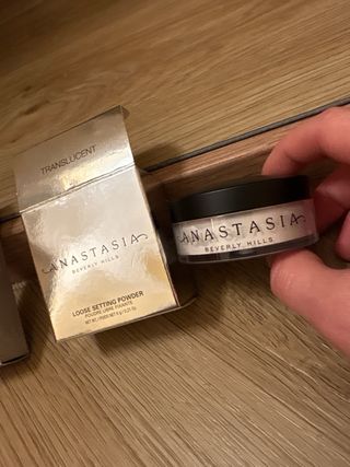 Set de maquillaje: Labial y Polvos Fijadores.