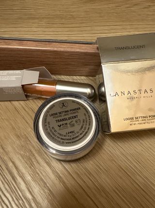 Set de maquillaje: Labial y Polvos Fijadores.