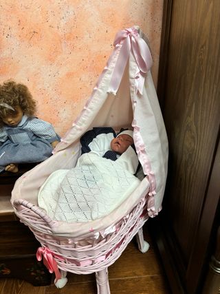 Cuna de muñecas rosa con dosel