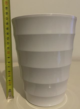 Maceta de cerámica blanca