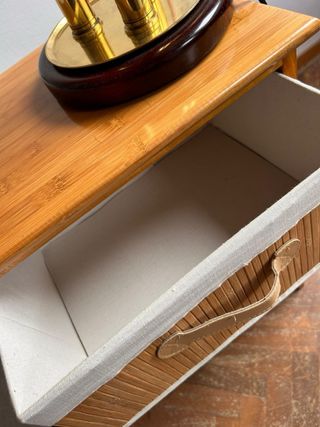 Mesita auxiliar de madera con cestas