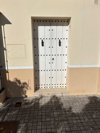 Puerta de entrada de madera