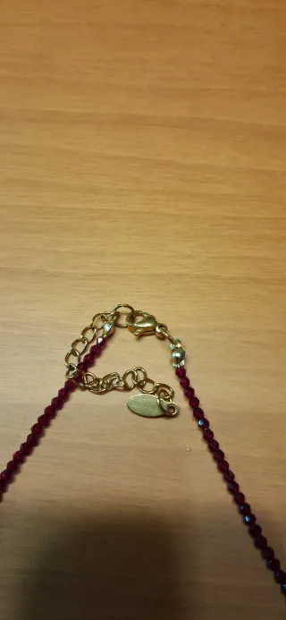 Gargantilla con colgante de piedra roja