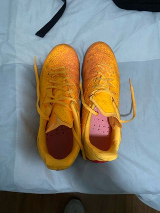 Zapatillas de fútbol naranjas y amarillas