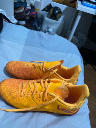 Zapatillas de fútbol naranjas y amarillas