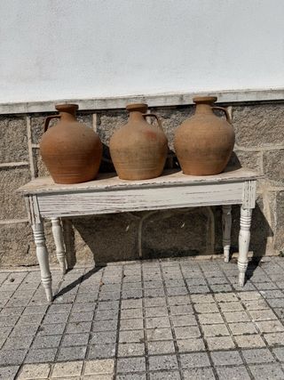 Cántaros de barro decorativos