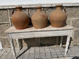 Cántaros de barro decorativos