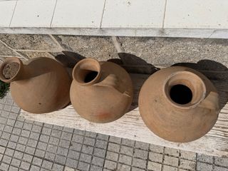 Cántaros de barro decorativos