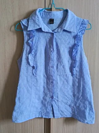 Camicetta azzurra con rouches