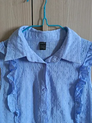 Camicetta azzurra con rouches