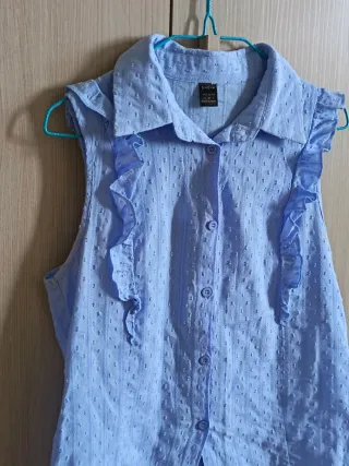 Camicetta azzurra con rouches