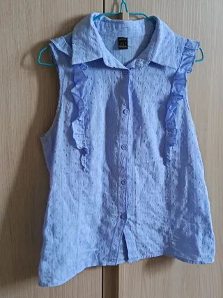 Camicetta azzurra con rouches