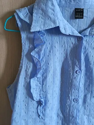 Camicetta azzurra con rouches