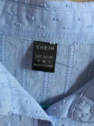 Camicetta azzurra con rouches